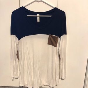 Long sleeve scoop neck.